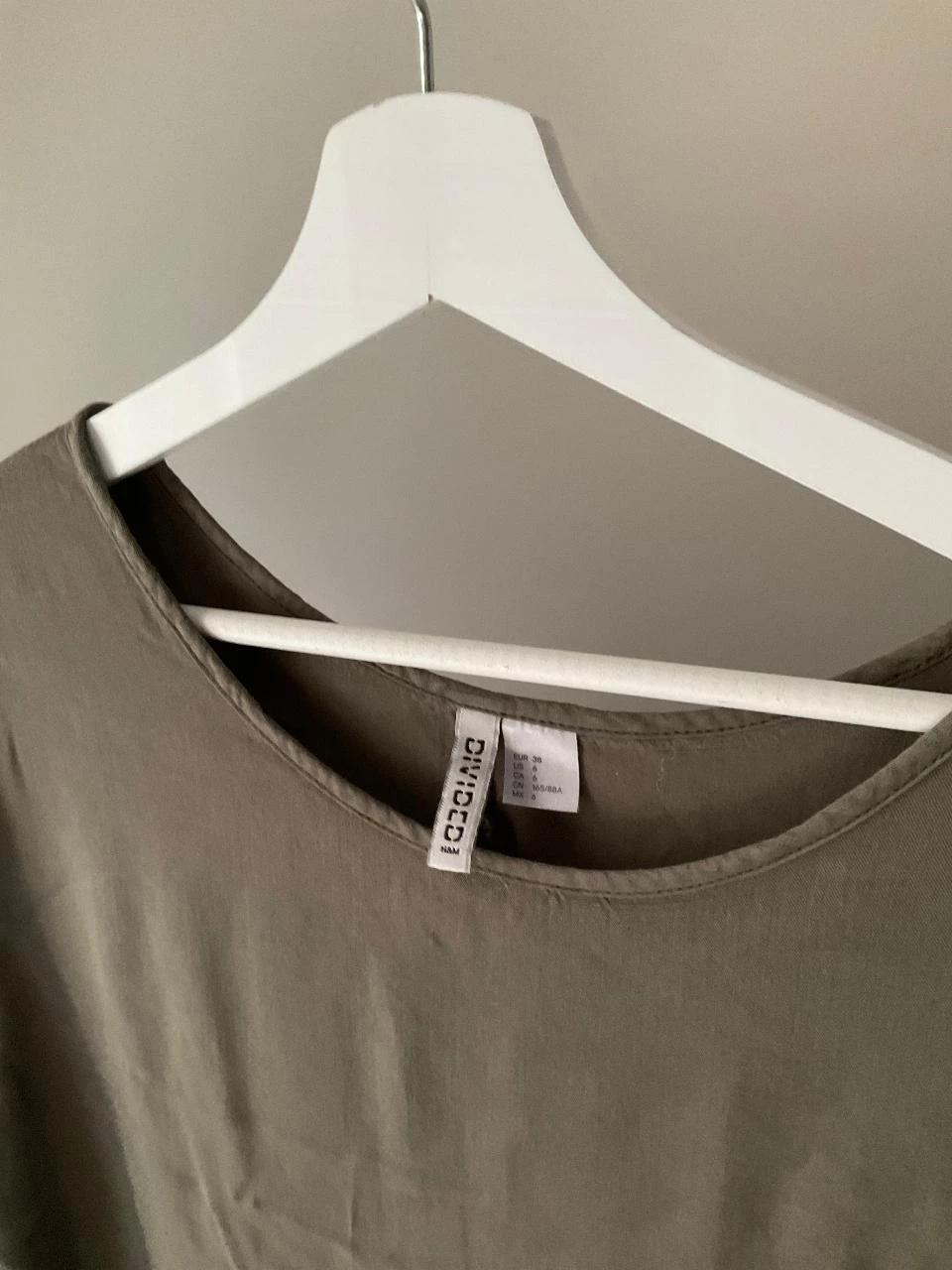Vestido fluido cáqui H&M – Leve • Minimalista • Tamanho M – photo 3